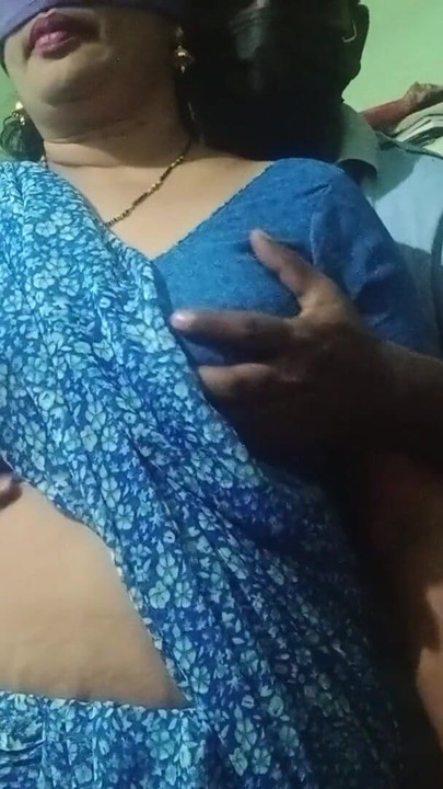 Erőteljes pillanat a "Gyönyörű indiai néni egész éjszakai partija a barátjával"