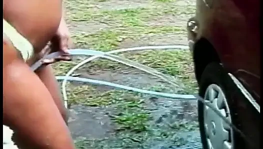 Sandra si cewek imut brasil mengusulkan teman-temannya untuk mencuci mobil mereka dan bersenang-senang di halaman belakang biseksual
