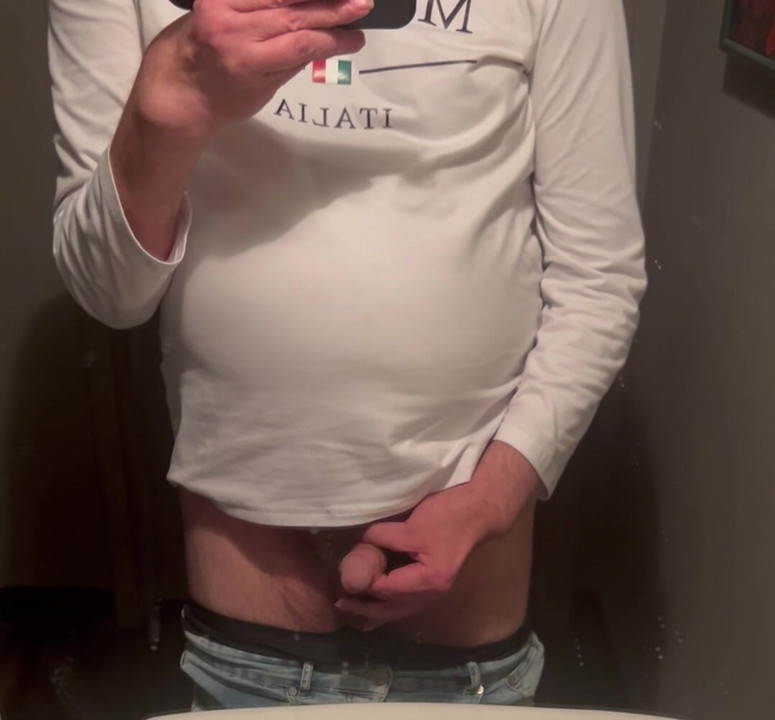 Tek počinjem drkati u kupaonici na poslu