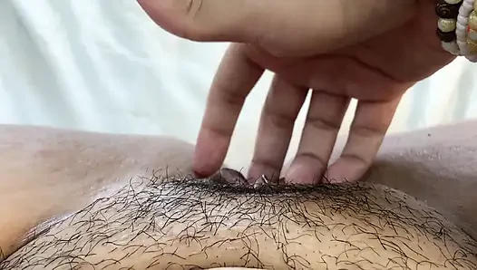 Aku lagi asik masturbasi memeknya pakai bantal sampai belenggu di seluruh ranjang