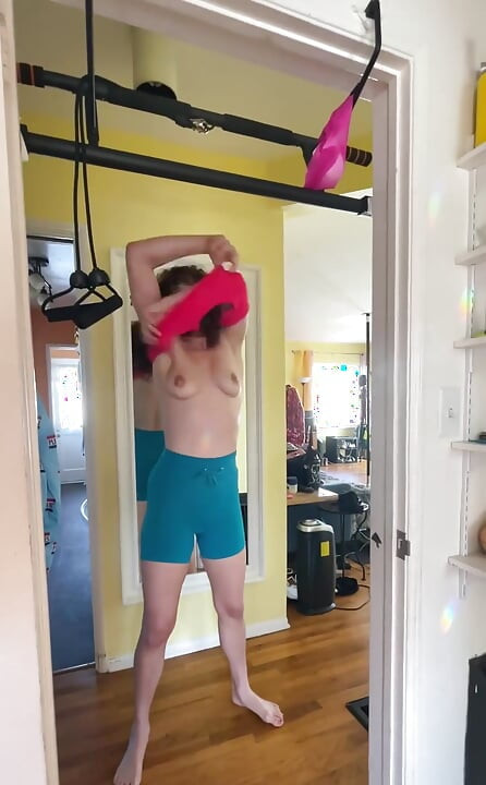 Antrenament de dimineață și rutină de întindere anală! Haha. Acest lucru este mai mult pentru distracție! dar îmi place să-i învăț pe oameni cum să facă sex anal