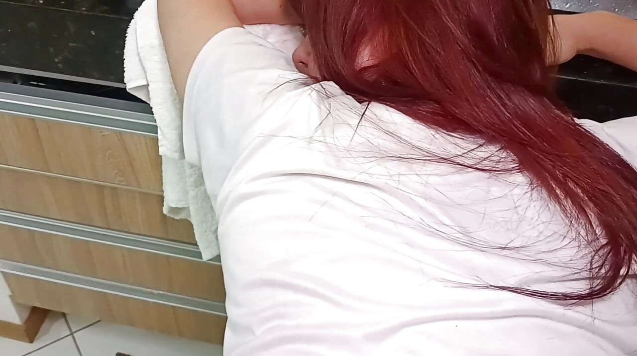 继女在黎明时分在厨房准备做爱