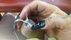 Seksowne shemale z dużym kutasem miodem spermą i sikaniem