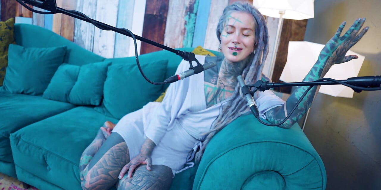 Vorbesc despre L - DRAGOSTE - ASMR podcast SFW vorbind fată slabă gotică dreadlocks tatuaj model cu cerneală