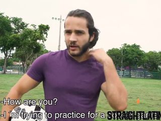 拉丁裔运动员在无鞍和颜射后变成同性恋