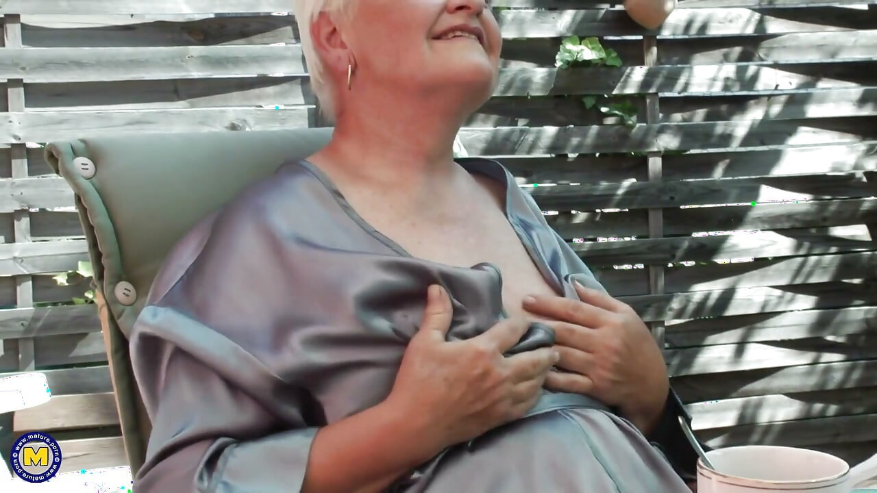 Bunică excitată Vera își fute pizda nesărbierită afară
