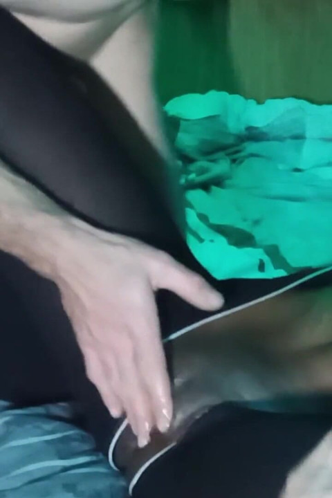 美麗的黑人女孩，緊屄對戰大白雞巴，奶子和陰蒂被揉搓，手指撫摸，雙手被綁住並被蒙住眼睛