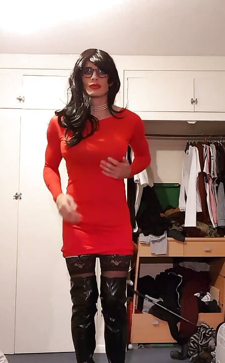 Megmutatom magam a piros bodycon ruhámban. Megint egy kicsit megdolgoztatom magam.