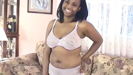 Tombul zenci hatun büyük götünü gösteriyor