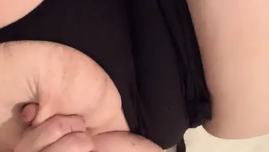 Geile stiefmutter masturbiert, während stiefsohn sie filmt