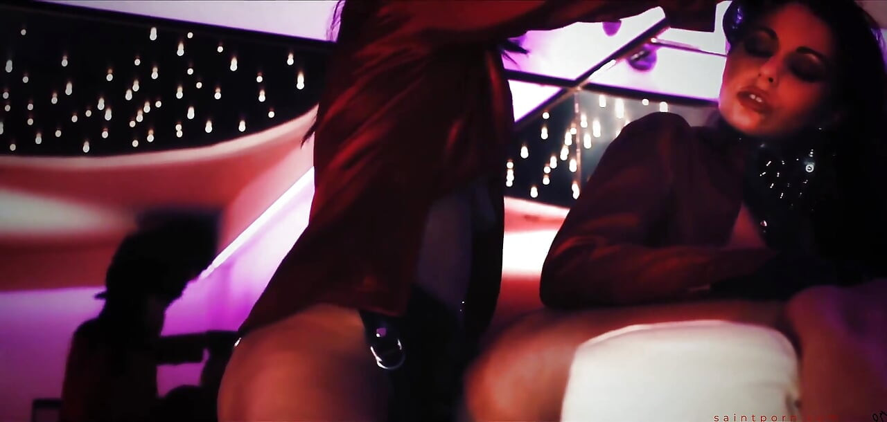 Amabella essaye un ceinture avec Nelly Sullivan