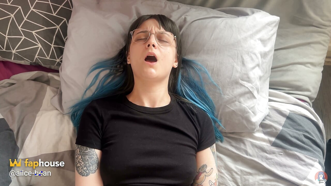 Făcând-o pe Alice să aibă orgasm
