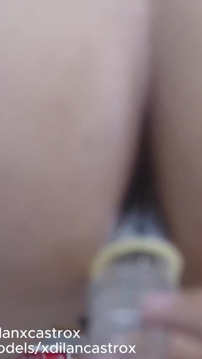 Momento strusciante da "Twink sottomesso in gonna viene scopata senza preservativo dal suo creampie maschio dominante"