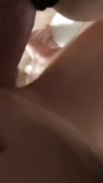 Kız öğrenci yurttaki gece boyunca sikiliyor ve üzerine boşalıyor