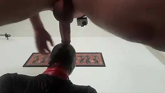 Laura wird mit einem lippen-mundknebel geknebelt, in den hals lange gefickt und schluckt sperma