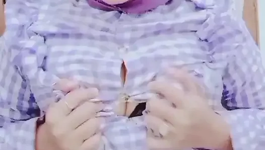 El hijab púrpura viral de la mujer Lumpur aprieta sus pechos y se masturba