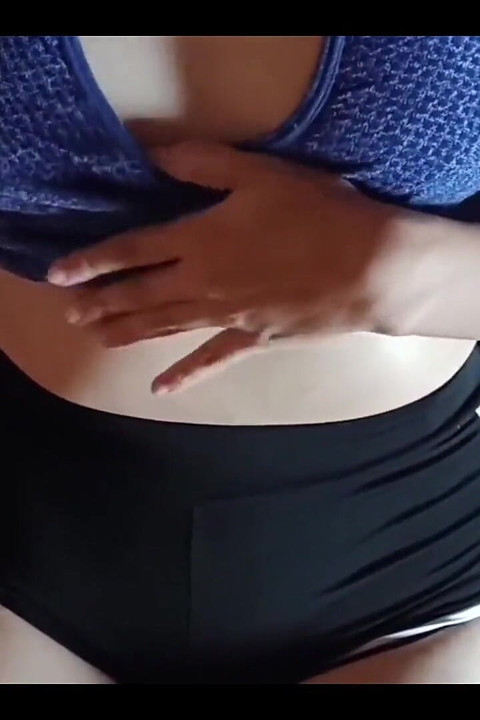 コロンビア人が彼女のおいしい濡れたマンコに触れる