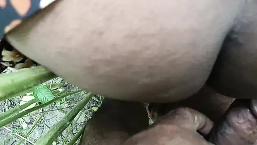 Jüt tarlasındayken onu siktim ve çok eğlendim, sonra vajinasına boşaldım.