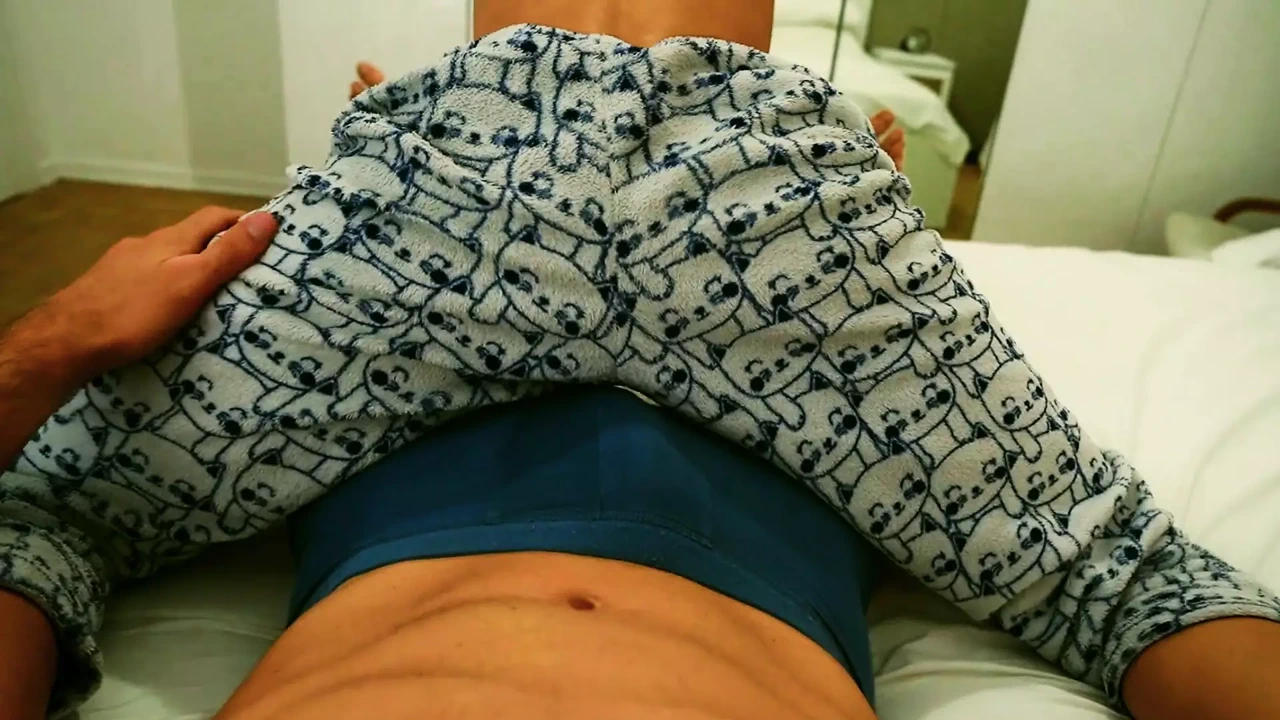 与我的热辣室友同时高潮和射精