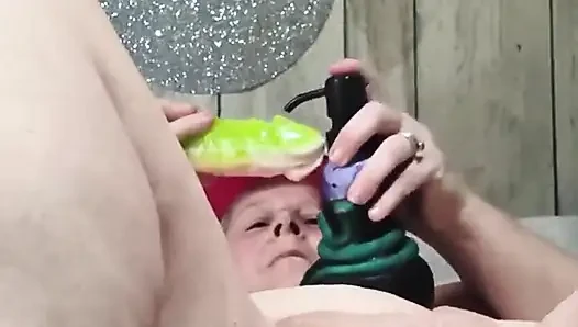 O kadar edepsiz edepsiz dildo sikişi yapıyor ve boşalıyor