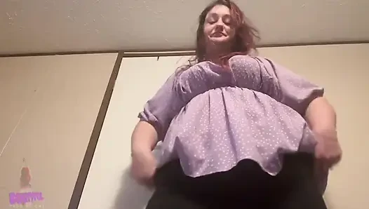 Gefesselt unter mir: mein schwebender arsch lässt furzen, die du nicht entkommen kannst: Vollbusig bella blast
