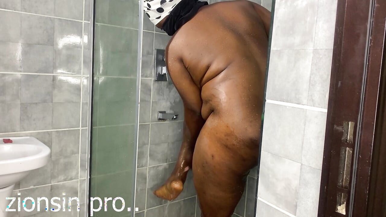 Badezimmer-fick in der duschzeit mit schlampe mit dickem arsch