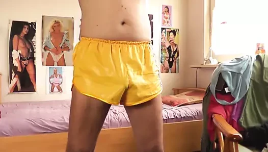 Gelbe şort und saten dize