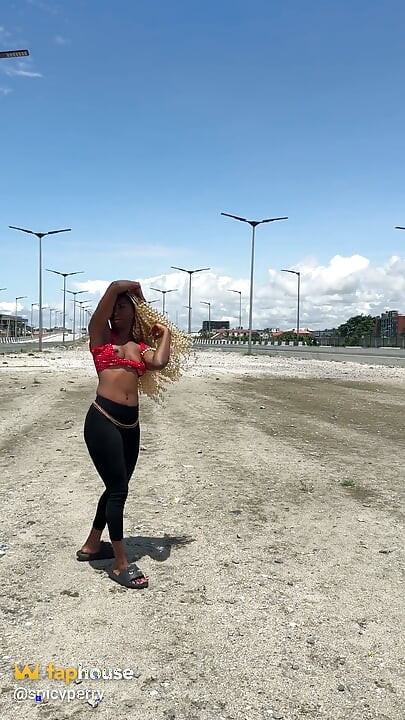 Mi padrastro me pidió que mostrara mi cuerpo desnudo en público como castigo por ser una chica mala.