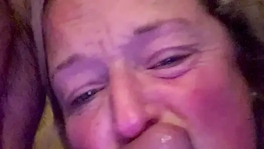 İtaatkar sarışın olgun domalmayı seviyor