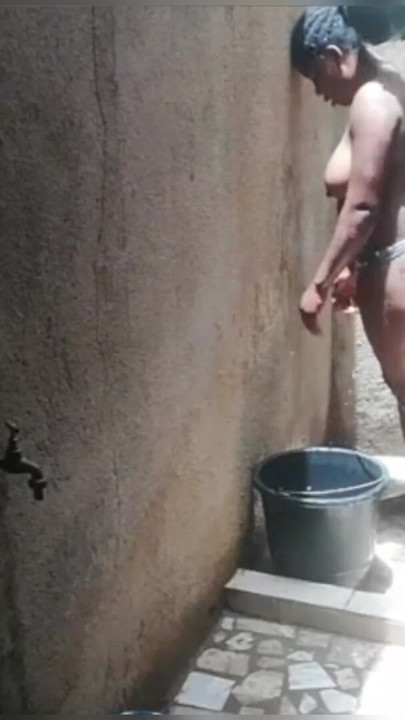 Liebe im geheimen in der afrikanischen dusche | Clip 1