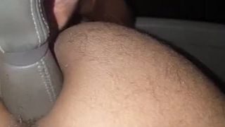 Garoto anal na engrenagem do carro