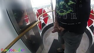 Masturbo mi polla muy arriesgadamente en un ascensor público, transparente al aire libre en el piso 13.