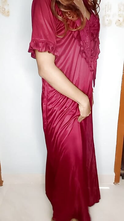 Meri mummy ne kal raat me isi satin nighty ko pahan ke apni chut ki ras chatai