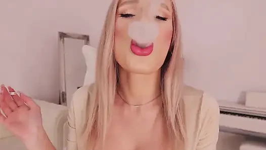 Sigara içerken seksi vücuduma bak