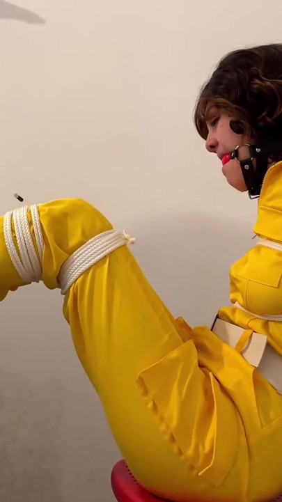 April O'neil yalınayak ve gıdıklıyor