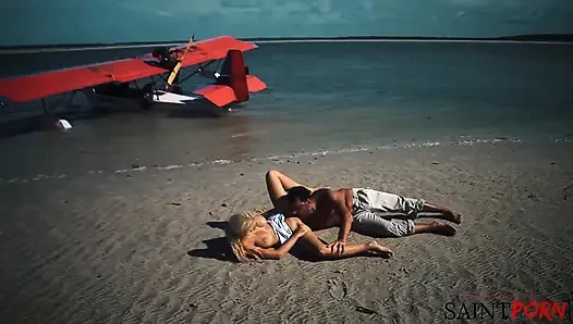 Caylian Curtis fickt einen Piloten an einem abgelegenen Inselstrand