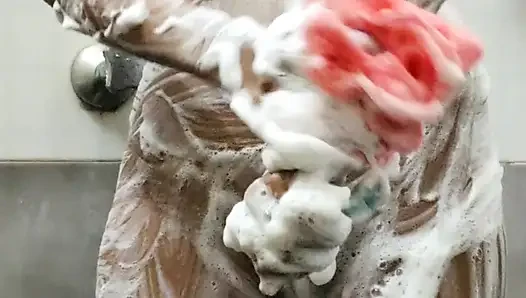 Amcıkla banyo yapıyor
