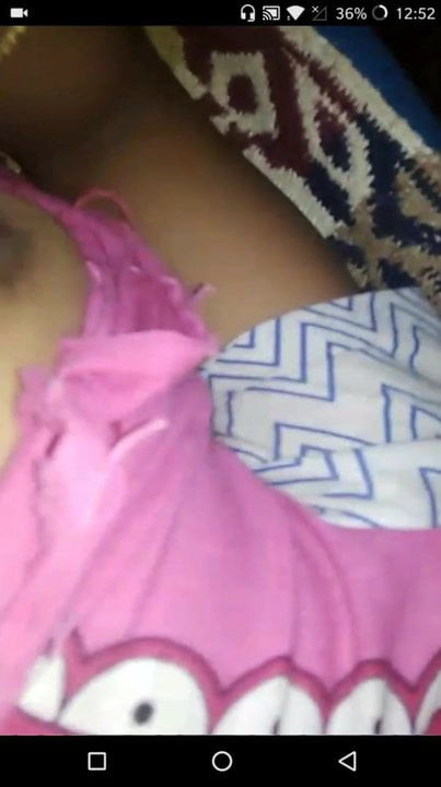 彼女のおっぱいを見せているインド人bhabhi