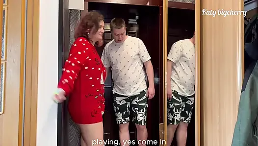 Geile freundin fickt den besten freund des freundes direkt hinter seinem rücken, während er spielt - anal + creampie