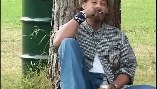 Yarak emen zenci kadın amında ve götünde yarağa biniyor ve boşalmadan önce sakso çekiyor