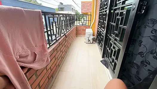 Tadi malam aku berjalan-jalan di balkon dengan pakaian dalamku dan aku melihat tetanggaku melihat ke sini jadi aku memutuskan untuk masturbasi pagi ini untuk melihat apakah aku akan keluar dan
