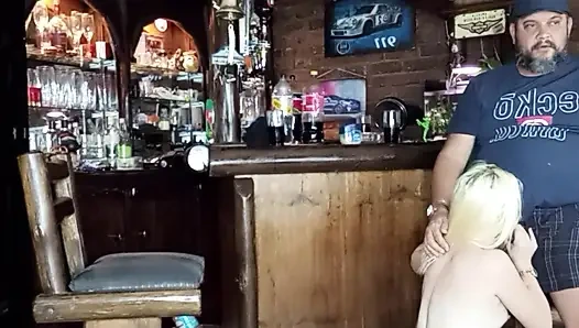 Kız arkadaşım beni emiyor ve arkadaşlarımın yarağı gırtlağına ve göğüslerine boşalıyor