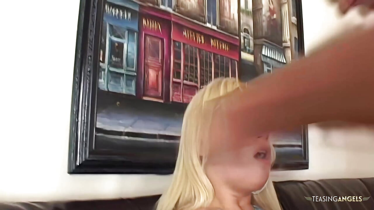 Mia Bangg chupa dois postes de carne antes de ser fodida