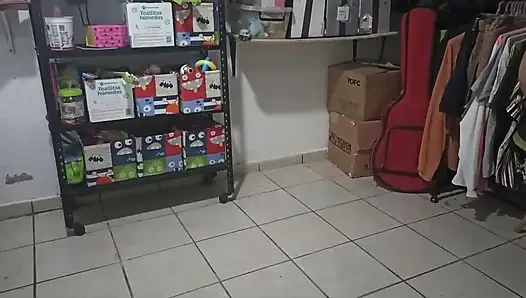 Sexy stiefmutter putzt das Schlafzimmer mit einem tanga und filmt sich für ihren stiefsohn