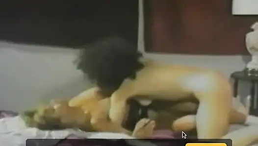 Sarışın ve esmer uçuş oynuyor ve sonra sikişiyor