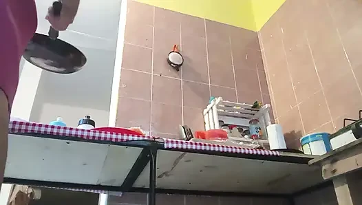 Şişman kalçalı külotla yemek pişiriyor ve kıllı gösteriyor