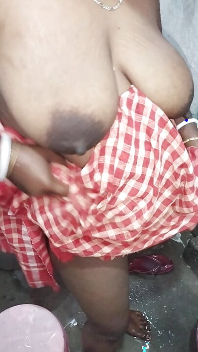 Desi tante met enorme tieten badend