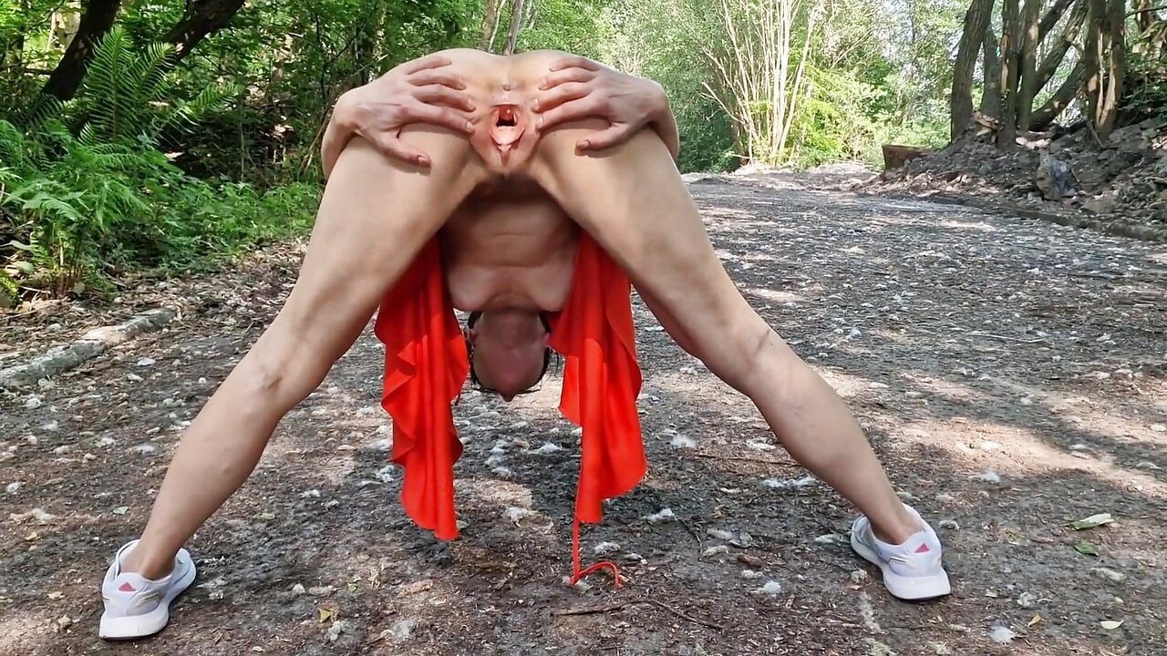 Risky Outdoor Nude Showing My Pussy
