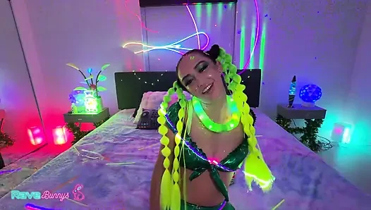 Lily Jordan теряется в дикую ночь неонового и грязного удовольствия!