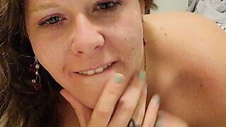 Nikki Belle se caresse dans son dernier facial